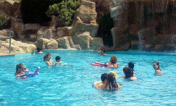Els nens de l'Escola Alba a la piscina